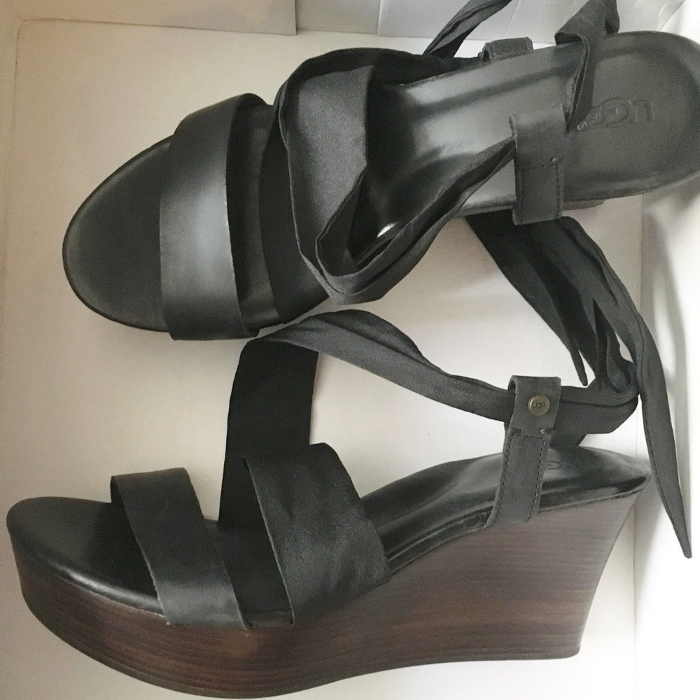UGG Sandals NWOT Black tieups size 9 women